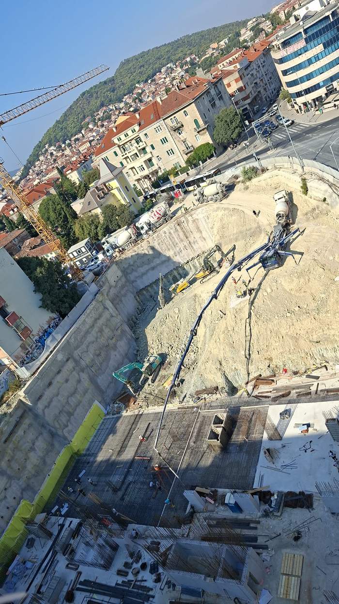 Betoniranje u građevinskoj jami u gradu