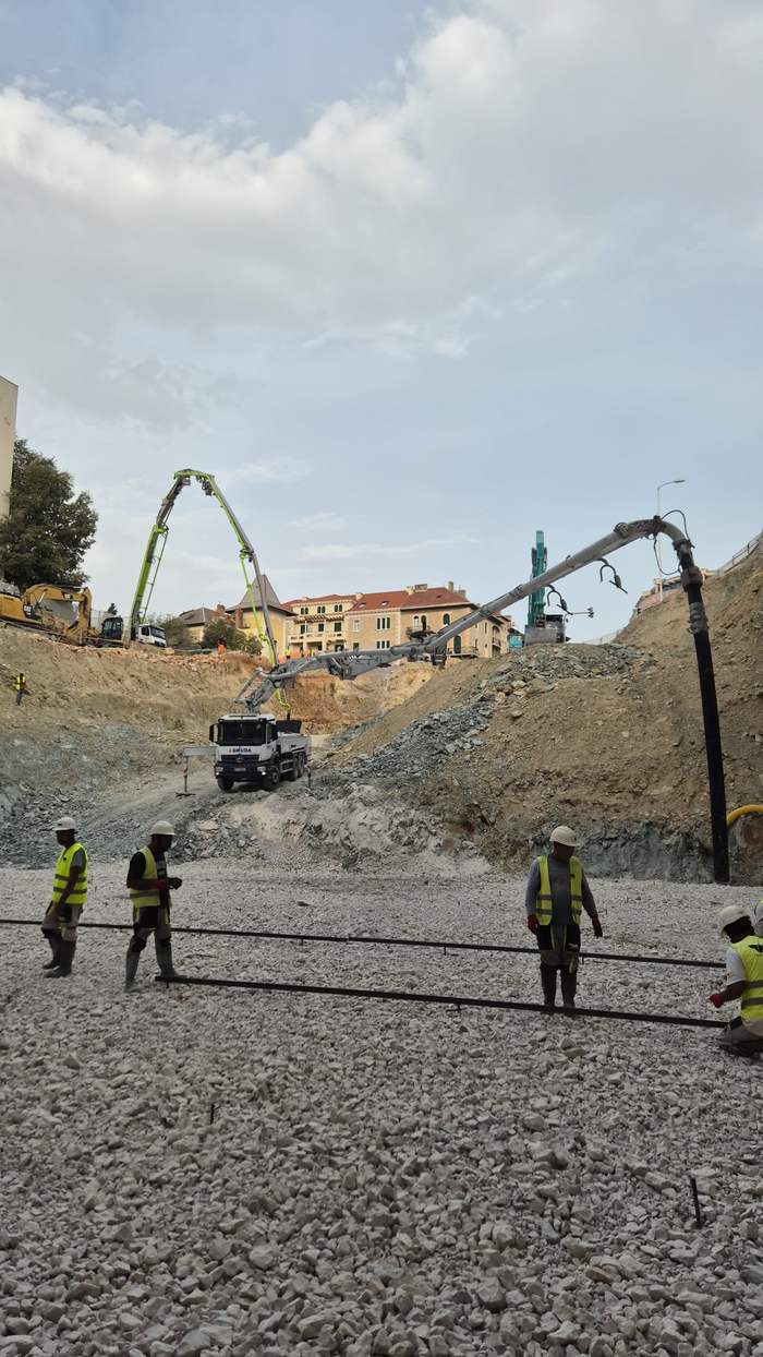 Radnici ravnaju svježe izliveni beton