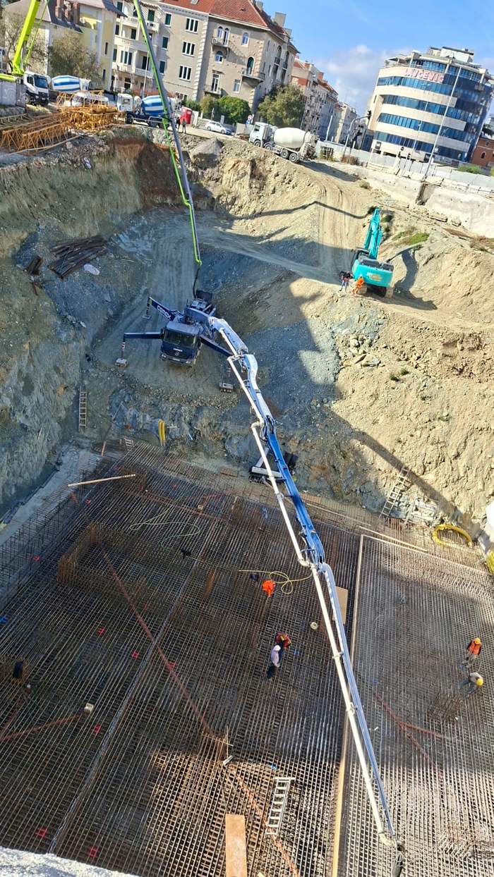Betoniranje temeljne ploče preko armature, pogled odozgo