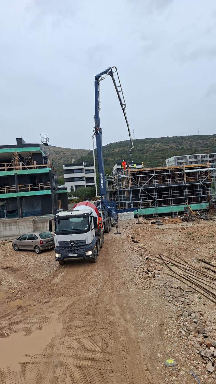 Autobetonjera i pumpa za beton na gradilištu zgrade