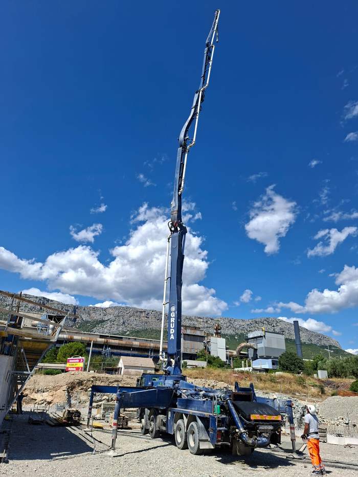 Autopumpa za beton s podignutom granom